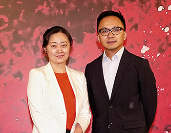 中國建設銀行（亞洲）綜合事務部副主管藝謳（左）及高級副總裁潘浩然