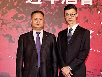 中國神華能源股份有限公司企業文化部代表曹家軍（左）及劉路