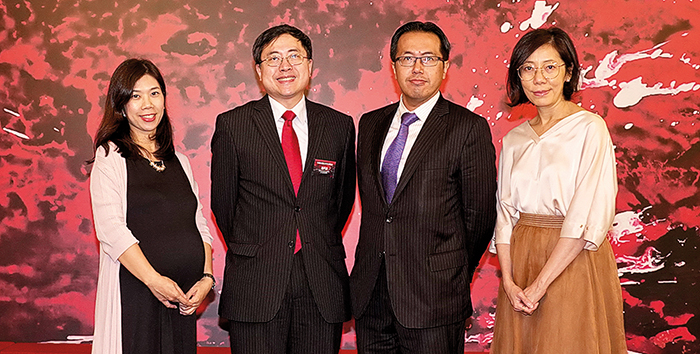 華潤啤酒(控股)有限公司投資者關係總監謝丹瀚（左二）及團隊