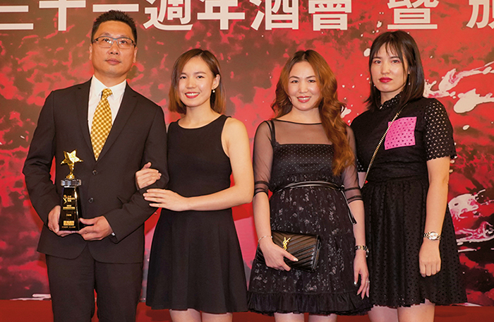 銘基（亞洲）有限公司創辦人兼行政總裁王益強（左一）及團隊